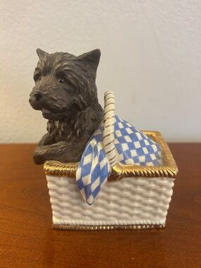 Lenox Wizard of Oz Toto Porcelain Picnic Basket Figurine  Blue Gingham Gold Trim